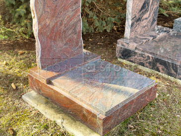 Urnový hrob Paradiso s nápisovou deskou Skalka. Rozměr 80x80 cm. Zakázková výroba TONE OF STONE.