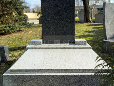 Urnový hrob z přírodního kamene Steel Grey s nápisovou deskou Black. Zakázková výroba TONE OF STONE.