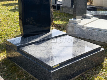 Urnový hrob z přírodního kamene Steel Grey s nápisovou deskou Black. Zakázková výroba TONE OF STONE.