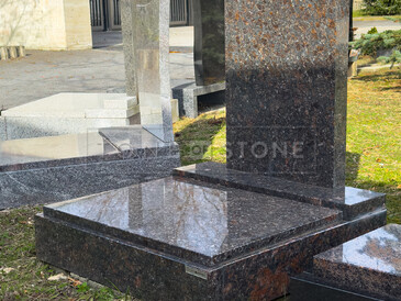 Urnový hrob z přírodního kamene Tan Brown s rozměry 80x80 cm. Zakázková výroba TONE OF STONE. Urnový hrob z přírodního kamene Tan Brown s rozměry 80x80 cm. Zakázková výroba TONE OF STONE.