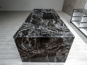 Kuchyňský pracovní ostrůvek z přírodní žuly Black Forest. Zakázkové kamenictví TONE OF STONE.