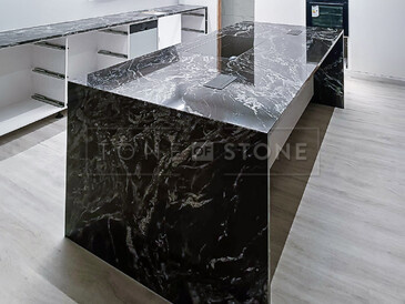 Kuchyňský pracovní ostrůvek z přírodní žuly Black Forest. Zakázkové kamenictví TONE OF STONE.