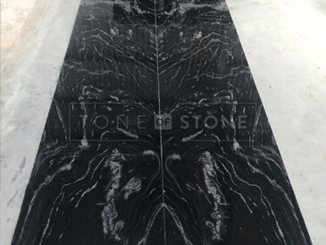 Deska přírodní žuly Black Forest. Zakázkové kamenictví TONE OF STONE.