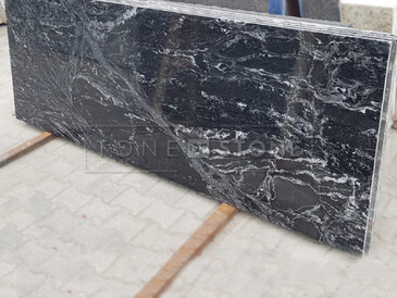 Deska přírodní žuly Black Forest. Zakázkové kamenictví TONE OF STONE.