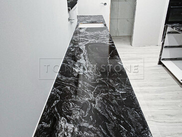 Kuchyňská pracovní deska z přírodní žuly Black Forest. Zakázkové kamenictví TONE OF STONE.