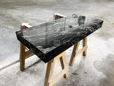 Kuchyňská pracovní deska z přírodní žuly Black Forest. Zakázkové kamenictví TONE OF STONE.