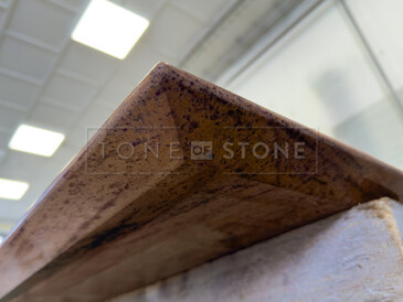 Speciálně upravená hrana stolu z přírodního kamene Las Vegas Rock. Zakázkové kamenictví TONE OF STONE.