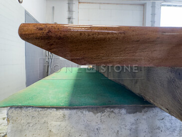 Speciálně upravená hrana stolu z přírodního kamene Las Vegas Rock. Zakázkové kamenictví TONE OF STONE.