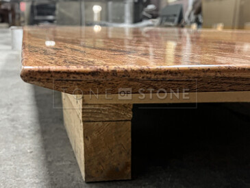 Speciálně upravená hrana stolu z přírodního kamene Las Vegas Rock. Zakázkové kamenictví TONE OF STONE.