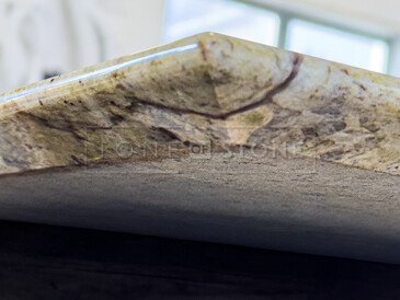 Speciálně upravená hrana desky pro stůl z kamene Lemon Ice.  Zakázkové kamenictví TONE OF STONE.