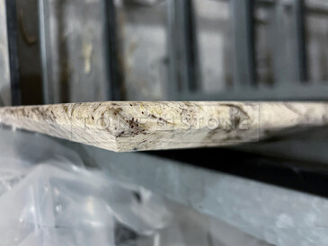 Speciálně upravená hrana desky pro stůl z kamene Lemon Ice.  Zakázkové kamenictví TONE OF STONE.