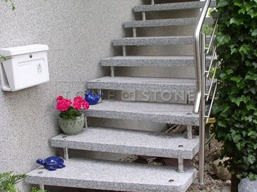 Kamenné schody ze žuly Rosa Beta. Zakázkové kamenictví TONE OF STONE.