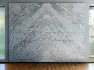 Dokončená realizace obkladu stěny italským přírodním mramorem Bianco Carrara Bookmatch (obložení do knihy). Zakázkové kamenictví TONE OF STONE.