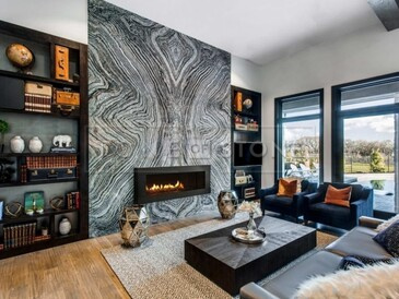 Moderní obklad krbu technikou bookmatch z exkluzivního přírodního mramoru Silver Wave. Zakázkové kamenictví TONE OF STONE. Moderní obklad krbu technikou bookmatch z exkluzivního přírodního mramoru Silver Wave. Zakázkové kamenictví TONE OF STONE.