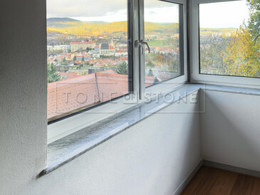 Moderní parapety na míru Bianco Carrara. Zakázkové kamenictví TONE OF STONE.