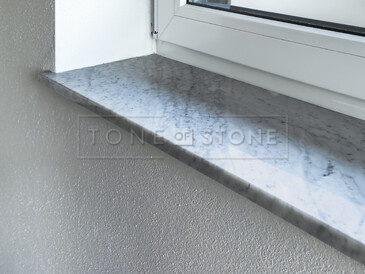 Bílé parapety z kamene Bianco Carrara. Zakázkové kamenictví TONE OF STONE. Bílé parapety z kamene Bianco Carrara. Zakázkové kamenictví TONE OF STONE.
