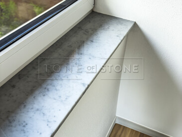 Mramorové parapety Bianco Carrara. Zakázkové kamenictví TONE OF STONE.