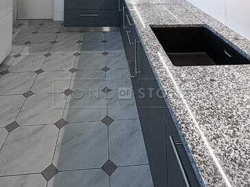 Moderní kuchyně z francouzské žuly Bianco Tarn. Zakázkové kamenictví TONE OF STONE.