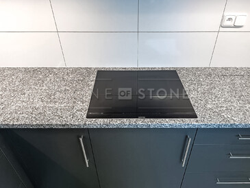 Šedá kuchyňská pracovní deska z přírodního kamene Bianco Tarn. Zakázkové kamenictví TONE OF STONE.