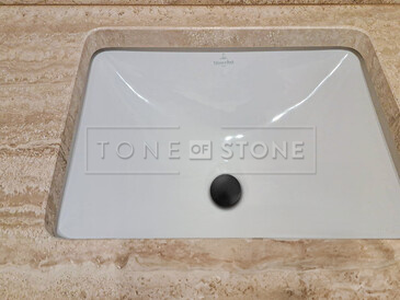 Koupelna z přírodního kamene Travertino Romano Classico. Zakázkové kamenictví TONE OF STONE.