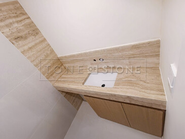 Travertinová koupelnová deska z kamene Travertino Romano Classico. Zakázkové kamenictví TONE OF STONE. Travertinová koupelnová deska z kamene Travertino Romano Classico. Zakázkové kamenictví TONE OF STONE.