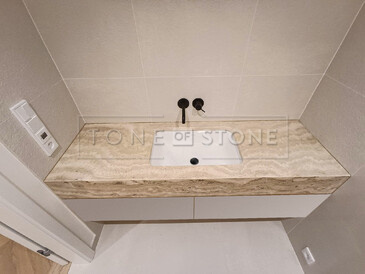 Travertinová koupelna Travertino Romano Classico. Zakázkové kamenictví TONE OF STONE.