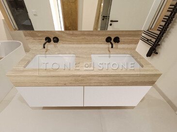 Koupelnová deska z travertinu Travertino Romano Classico. Zakázkové kamenictví TONE OF STONE. Koupelnová deska z travertinu Travertino Romano Classico. Zakázkové kamenictví TONE OF STONE.