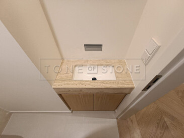 Koupelna z přírodního kamene Travertino Romano Classico. Zakázkové kamenictví TONE OF STONE.