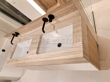 Umyvadlová deska z přírodního travertinu Travertino Romano Classico. Zakázkové kamenictví TONE OF STONE.