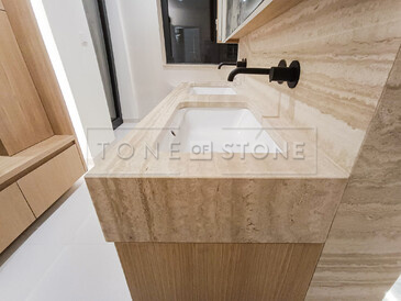 Travertinová koupelna Travertino Romano Classico. Zakázkové kamenictví TONE OF STONE.