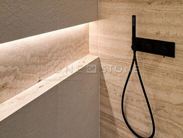 Obklad koupelnové stěny travertinem Travertino Romano Classico. Zakázkové kamenictví TONE OF STONE.