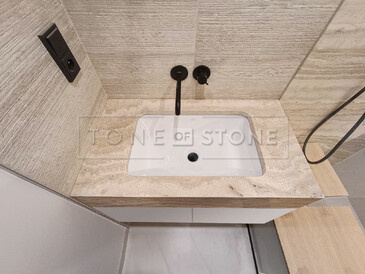 Travertinová koupelnová deska z kamene Travertino Romano Classico. Zakázkové kamenictví TONE OF STONE.