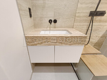 Koupelnová deska z travertinu Travertino Romano Classico. Zakázkové kamenictví TONE OF STONE. Koupelnová deska z travertinu Travertino Romano Classico. Zakázkové kamenictví TONE OF STONE.