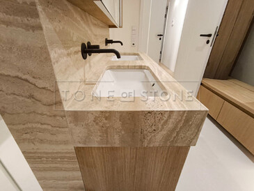 Umyvadlová deska z přírodního travertinu Travertino Romano Classico. Zakázkové kamenictví TONE OF STONE. Umyvadlová deska z přírodního travertinu Travertino Romano Classico. Zakázkové kamenictví TONE OF STONE.