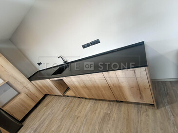 Černá kuchyňská pracovní deska Mist Black. Zakázkové kamenictví TONE OF STONE