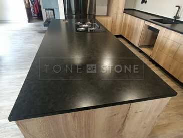 Praktická kuchyně z přírodní žuly Mist Black. Zakázkové kamenictví TONE OF STONE