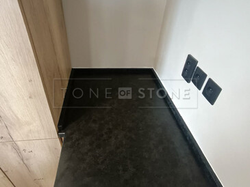 Kamenná kuchyňská deska ze žuly Mist Black. Zakázkové kamenictví TONE OF STONE