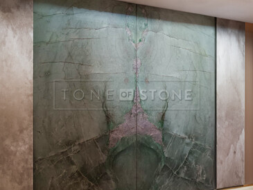 Obložení stěny technikou bookmatch přírodním kamenem Jadore.