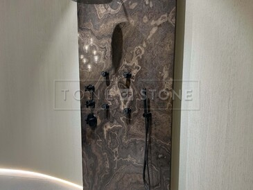 Luxusní obložení sprchy přírodním kamenem. Luxusní obložení sprchy přírodním kamenem.