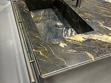 Moderní kuchyňská pracovní deska z přírodního kvarcitu.