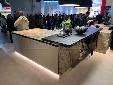 Kuchyňská pracovní deska a ostrůvek s barem z přírodního kvarcitu Patagonia.