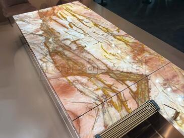 Luxusní kuchyňská pracovní deska z přírodního kvarcitu skládaná technikou bookmatch.