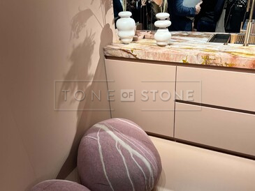 Růžová kuchyně s přírodním kvarcitem.