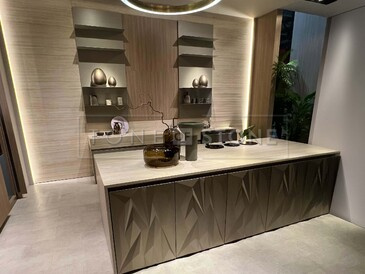 Designový kuchyňský kout s obložením z přírodního kamene.