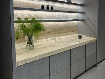 Úložný prostor v kuchyni z přírodního kamene Travertino Romano Classico.