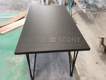 Moderní konferenční stolek z přírodního kamene Nero Assoluto Zimbabwe.