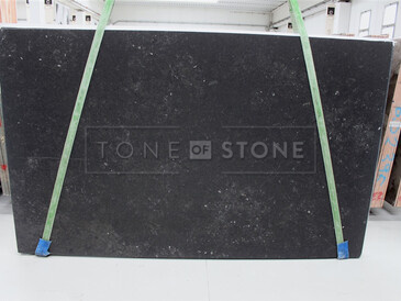 Černý přírodní kámen Belgian Blue vhodný do interiérů i exteriérů.