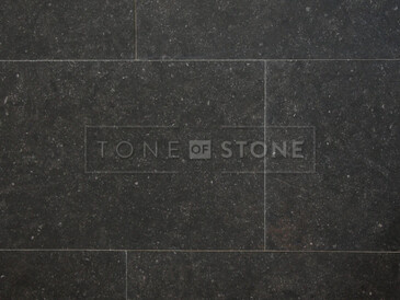 Obložení podlahy černým přírodním kamenem Belgian Blue.