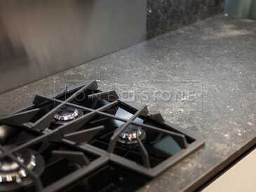 Moderní kámen Belgian Blue v kuchyni.