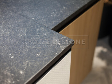 Kuchyňská deska z přírodního kamene Petit Granite.